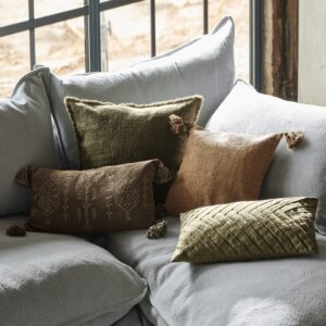 Lot de quatre housses de coussins Donagh avec franges, pompons et broderies