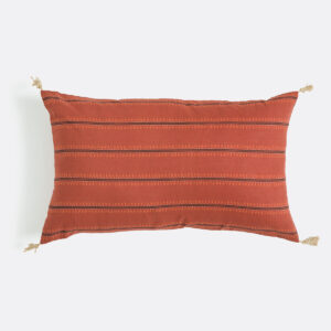 Housse de coussin Aldea en coton imprimé, brique, avec pompons aux coins