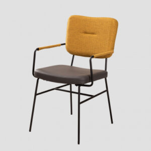 Chaise Milih rembourrée avec accoudoirs intégrés et pieds en fer peint.