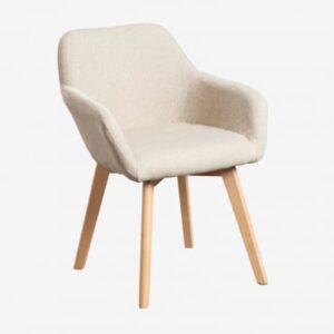 Chaise Ervi Sklum avec accoudoirs, tissu beige crème et pieds en hêtre