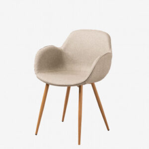 Chaise Fargo Sklum avec accoudoirs, tissu blanc cassé et piètement effet bois
