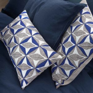 Housse de coussin Blanc Cerise en lin et coton, imprimé bleu majorelle