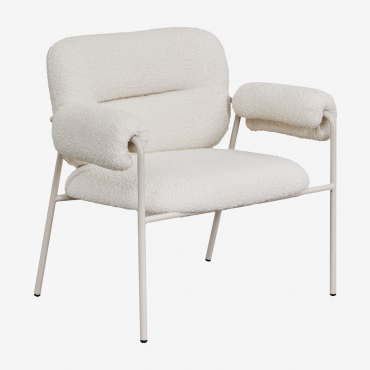 Deux fauteuils Hanko Sklum en tissu bouclé blanc et pieds métalliques